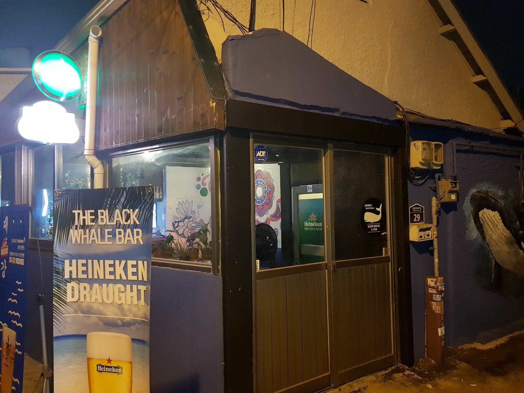 Jinho'S Black Whale Guest House & Bar Séoul Extérieur photo